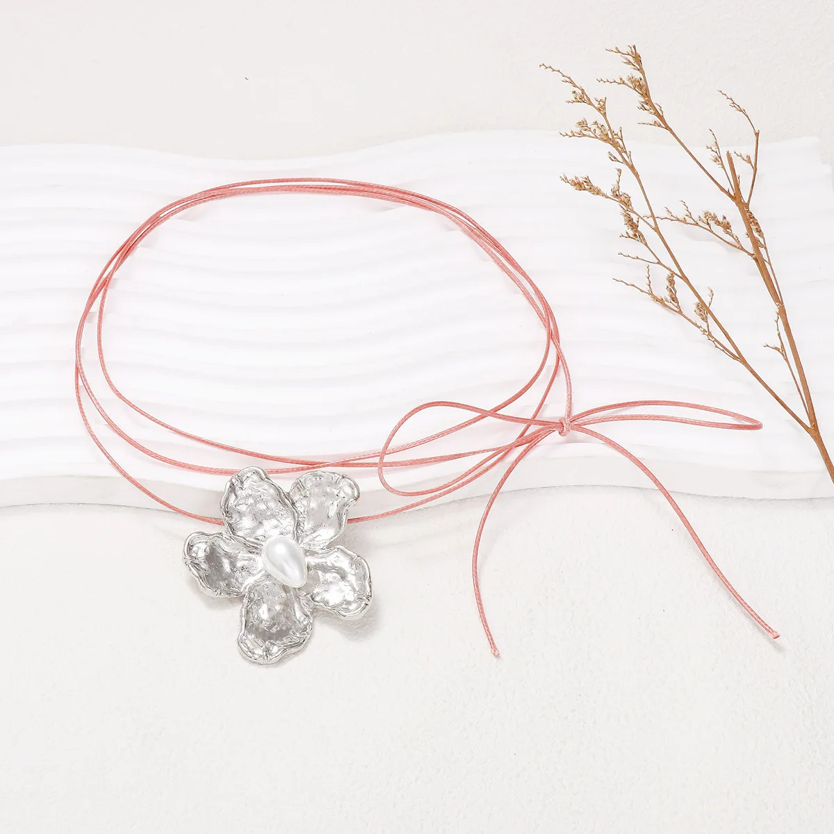 Casual Creative Flower Pendant Necklace Gold Color Alloy Choker Necklae for Women in Charm Holiday Party Jewelry 251031