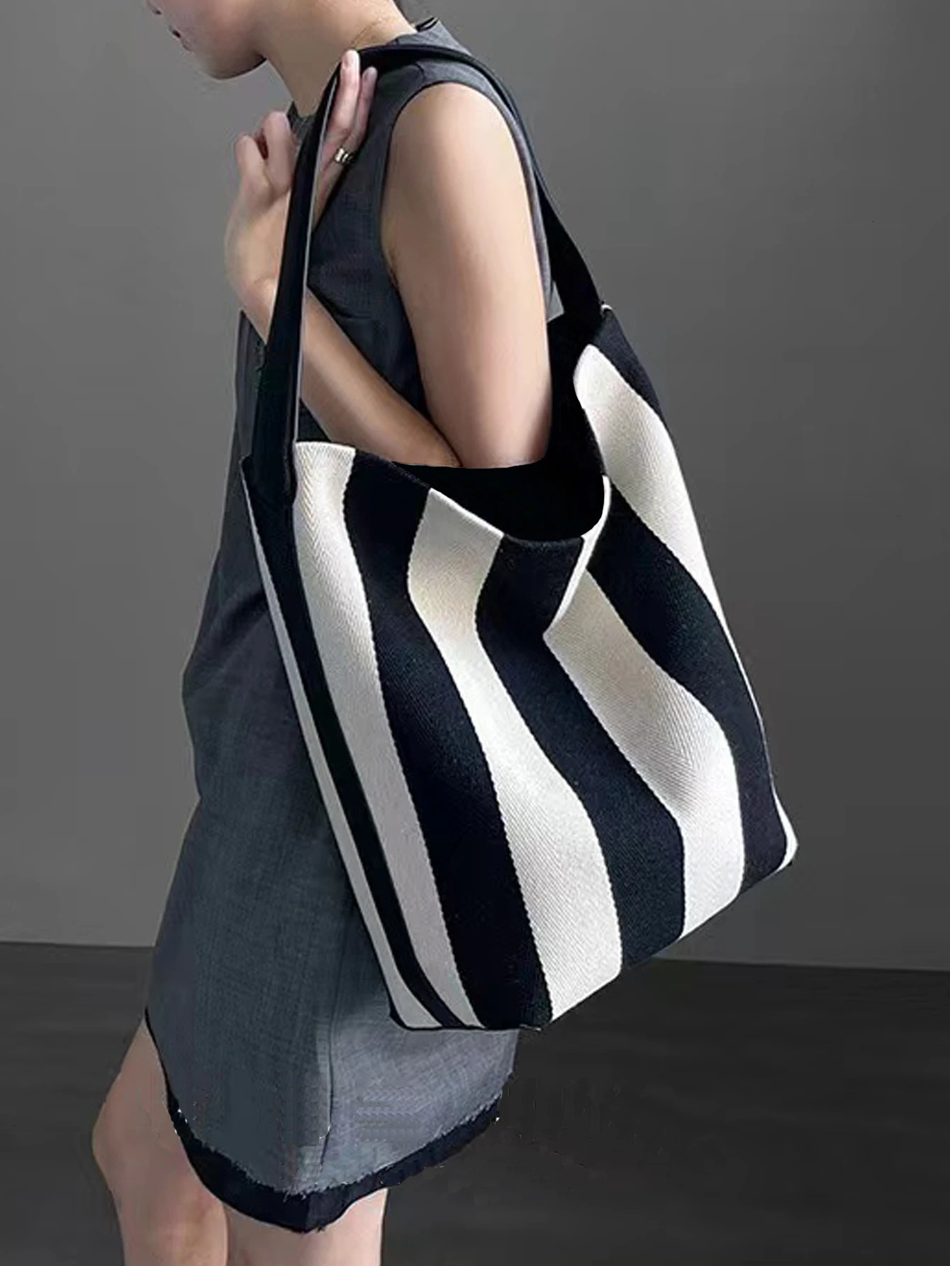 Black and white striped contrast handbag large capacity womens canvas shoulder bag fashionable simple 250401