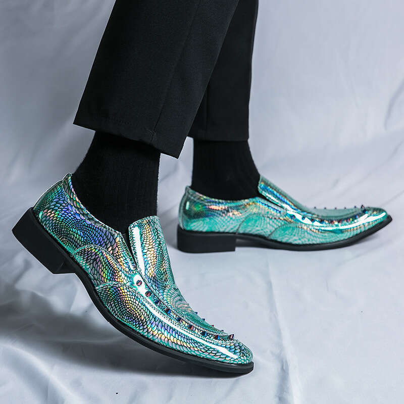 Large Chelsea color changing pointed leather shoes, sizes 33-45, generous and fashionable willow nail fish scale loafers