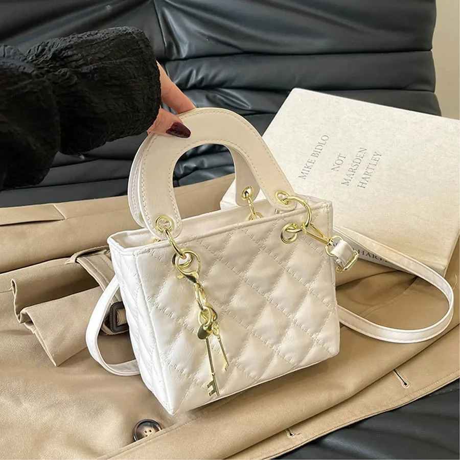 Fashionable and versatile womens hand-held crossbody bag with simple diamond grid and high-quality PU leather square bag 251104