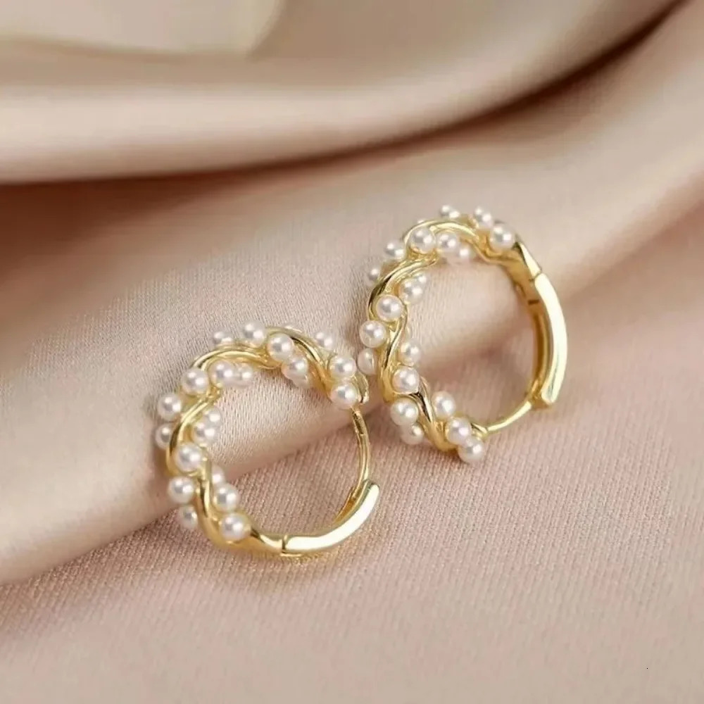 Charm Fashion Baroque Pearl Hoop Earrings for Women Temperament Small Versatile Piercing Stud Earrings Jewelry Accessories Gift 251131