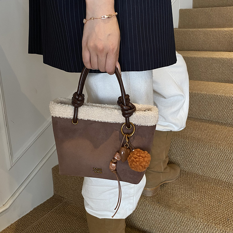 Frosted retro bag for women in autumn and winter 2025, new casual plush crossbody bag, popular and explosive bucket bag this year