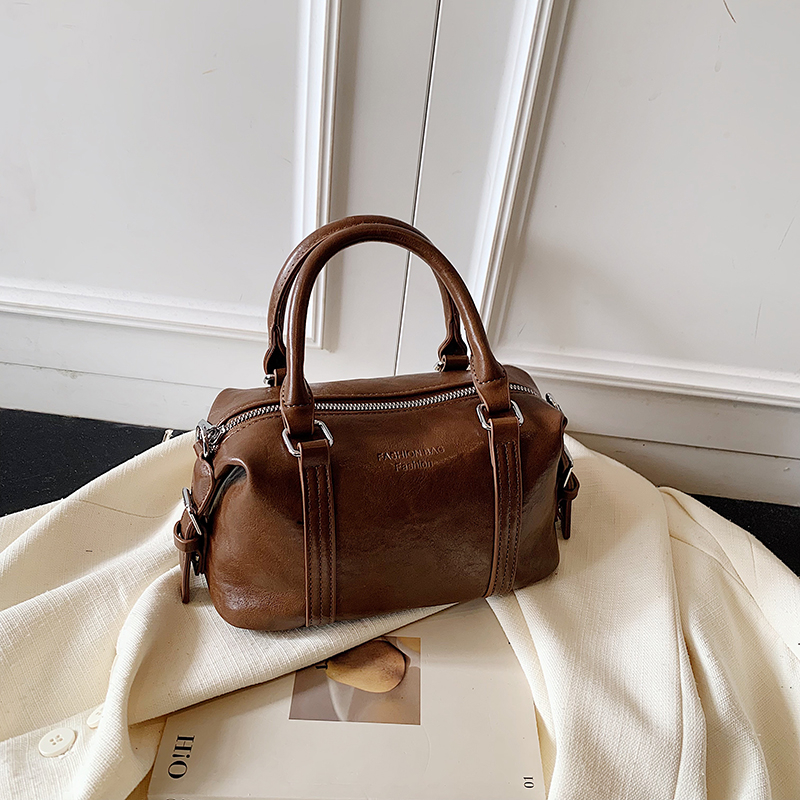 2025 Autumn Women's Simple Leisure Fashion Luxury Party Handbag Large Capacity Crossbody Bag Essential Shoulder Bag for College Students Shopping