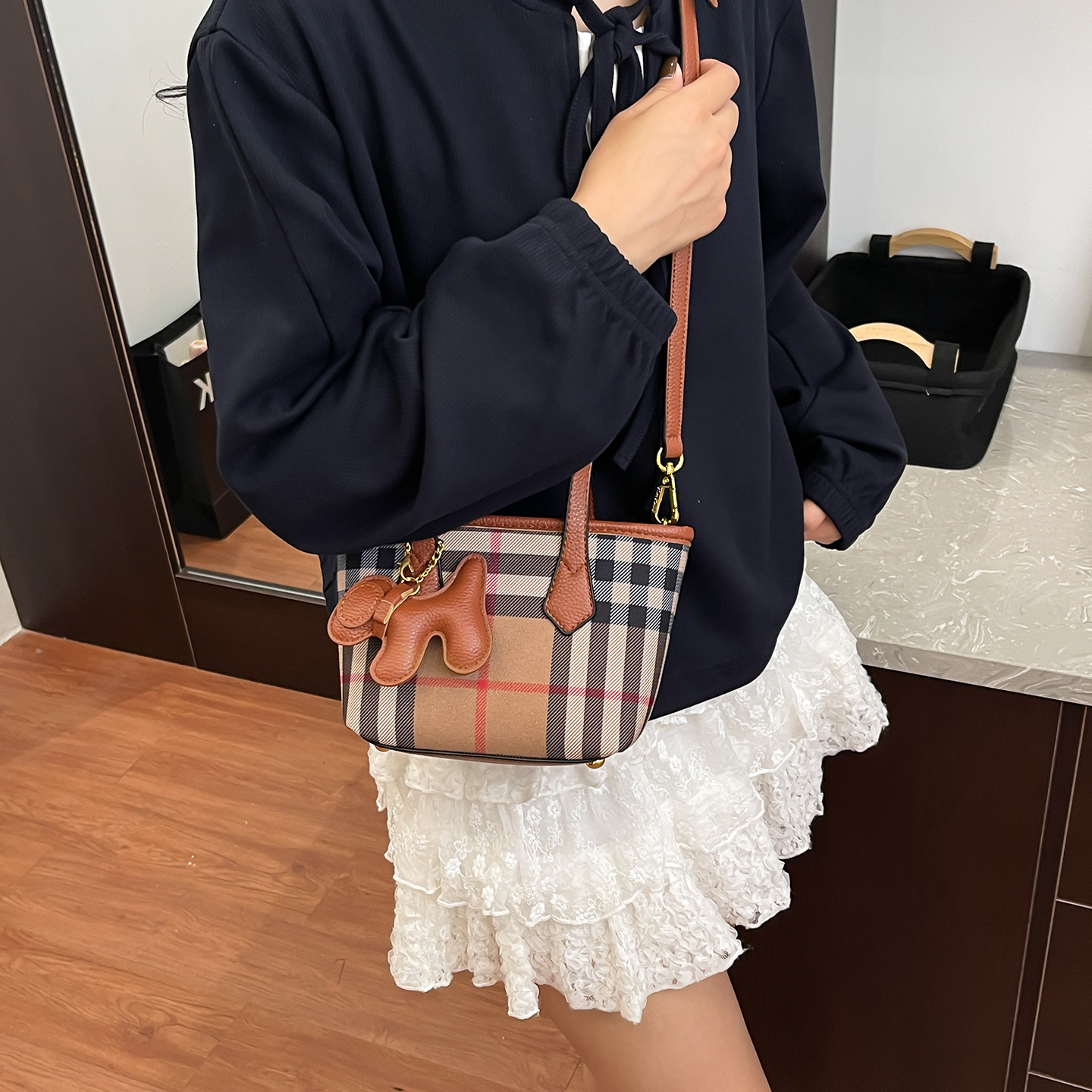 Free shipping new design trendy checkered women's bucket bag versatile retro shoulder bag elegant party commuting crossbody bag