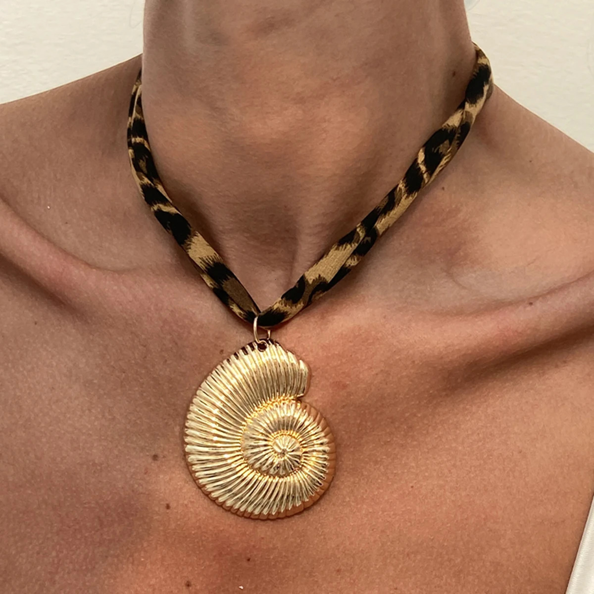 KunJoe 7 Styles Metal Starfish Conch Heart Pendant Necklace Women Leopard Pattern Soft Cotton Velvet Short Choker Neck Chain 251031