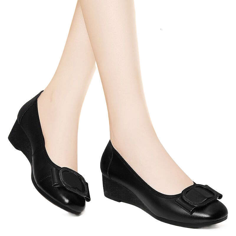 Professional genuine slope follow-up shoes, women's 2024 new spring/summer flat bottomed black sole soft mom's little leather shoes
