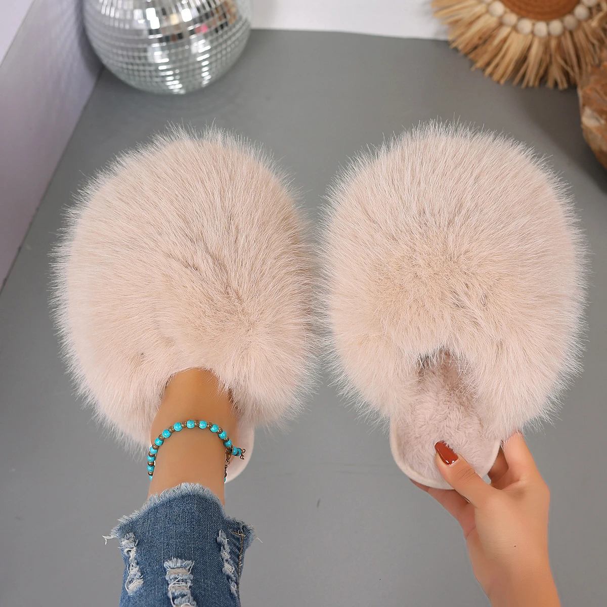 Winter Women Fashion Fur Slippers Fluffy Cute Plush Women Outdoor Anti Slip Durable Flat Bottom Slippers Slides Women 251031