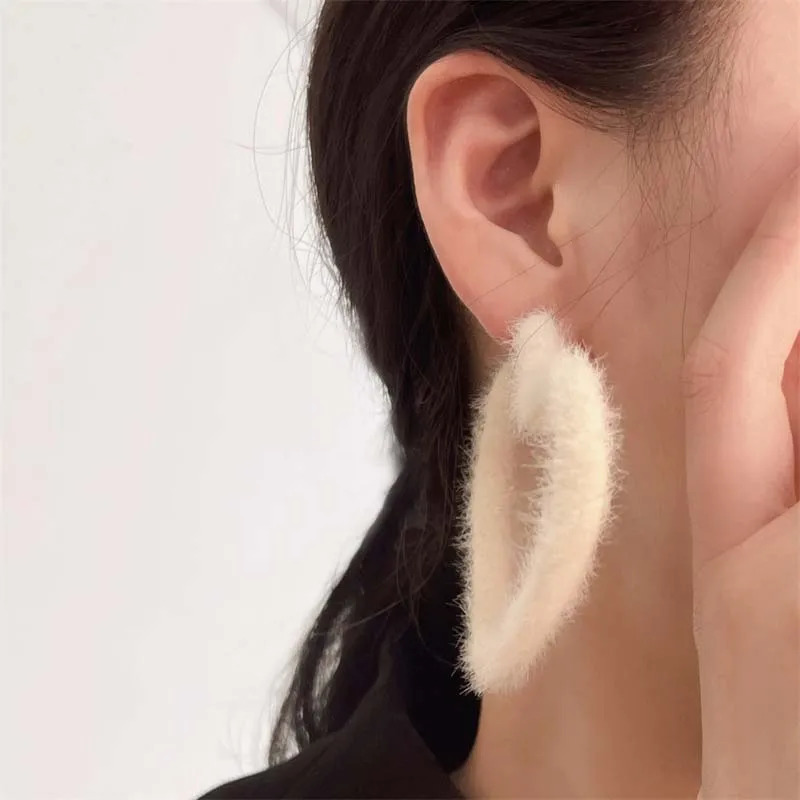 Korean Sweet White Plush Heart Hoop Earrings for Women Exaggerated Flocking CShaped Earrings Wedding Party Jewelry Gift 251131