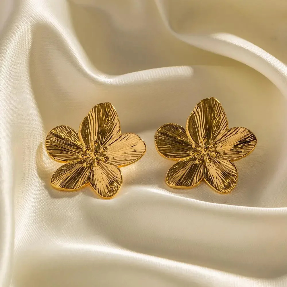Vintage Gold Color Metal Flower Stud Earrings for Women Fashion Statement Party Daily Wear European American Earrings 2024 251131