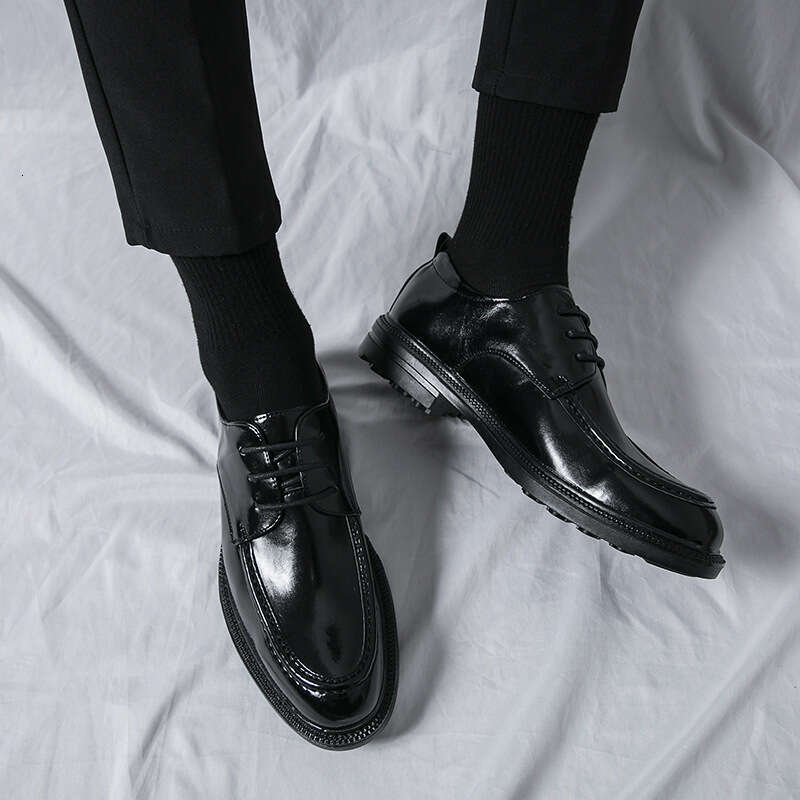 Large size lace up casual with a shiny cover, business lazy shoes, hairstylist, black leather shoes for men
