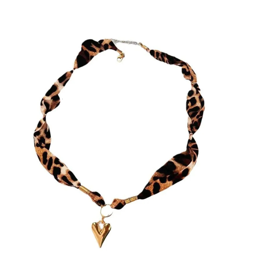 Vintage Leopard Print Peach Heart Necklace Pendant Chain Women Girls Gifts Fashion Jewelry Party Gift 2025 Style 251031