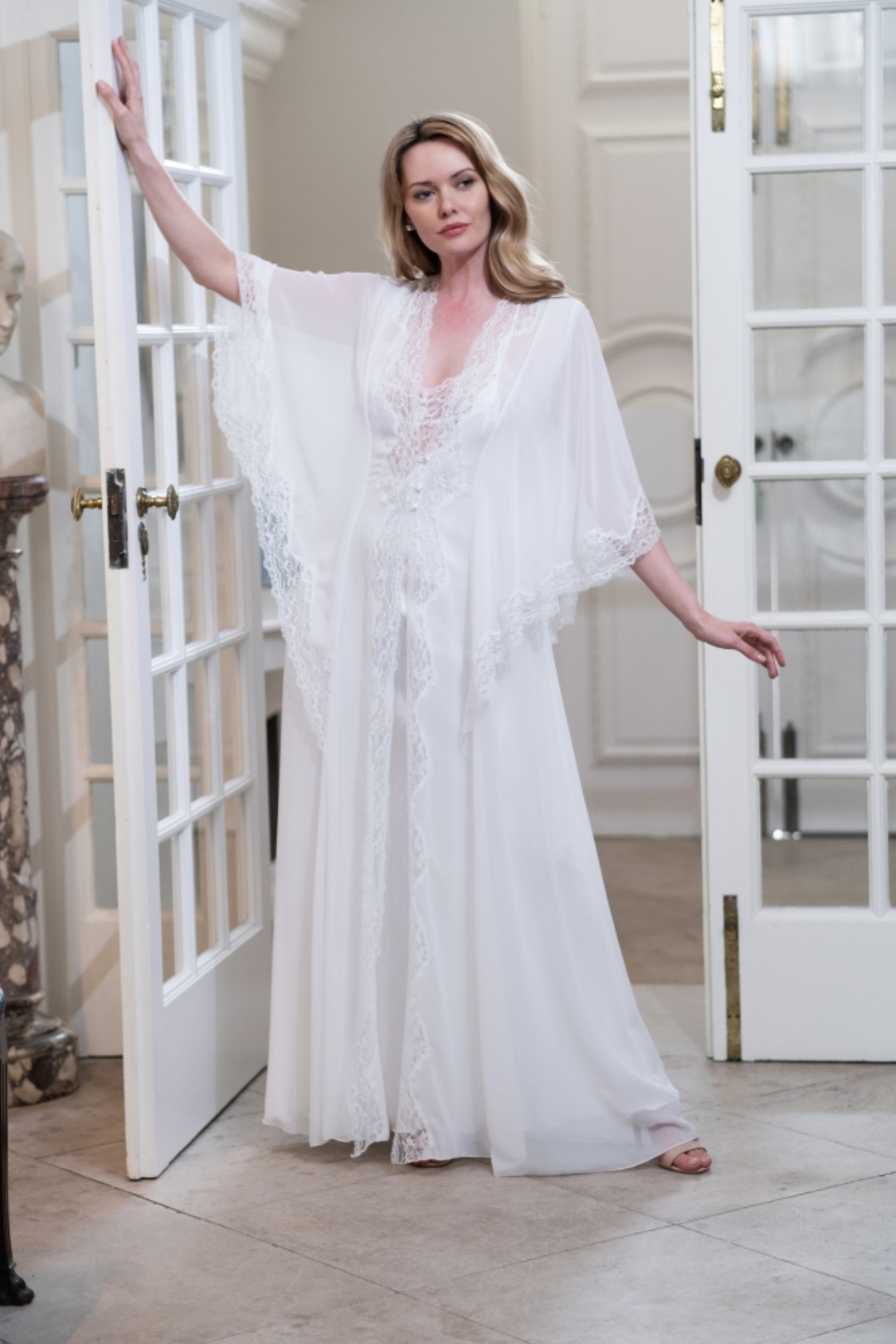 Elegant Women Robe Bridal Nightgown V-Neck Long sleeve Appliques Bathrobe Prom Bridesmaid Pajamas Dressing Shower Gown for Photography Custom Made