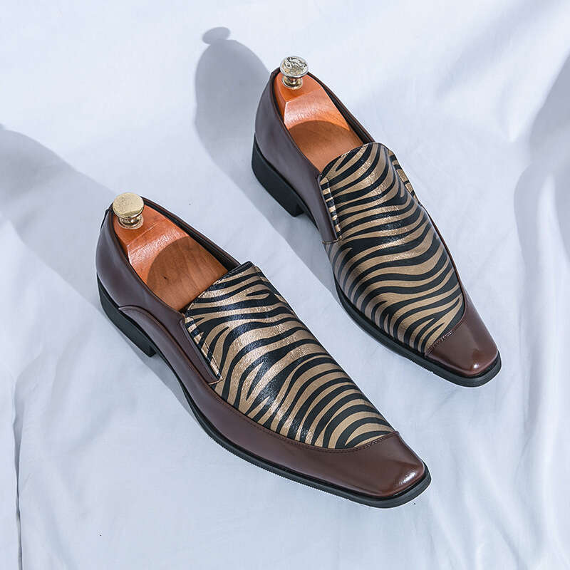 Large men's shoes, fashionable pointed loafers, trendy leopard print, one foot hairstylist's small leather shoes