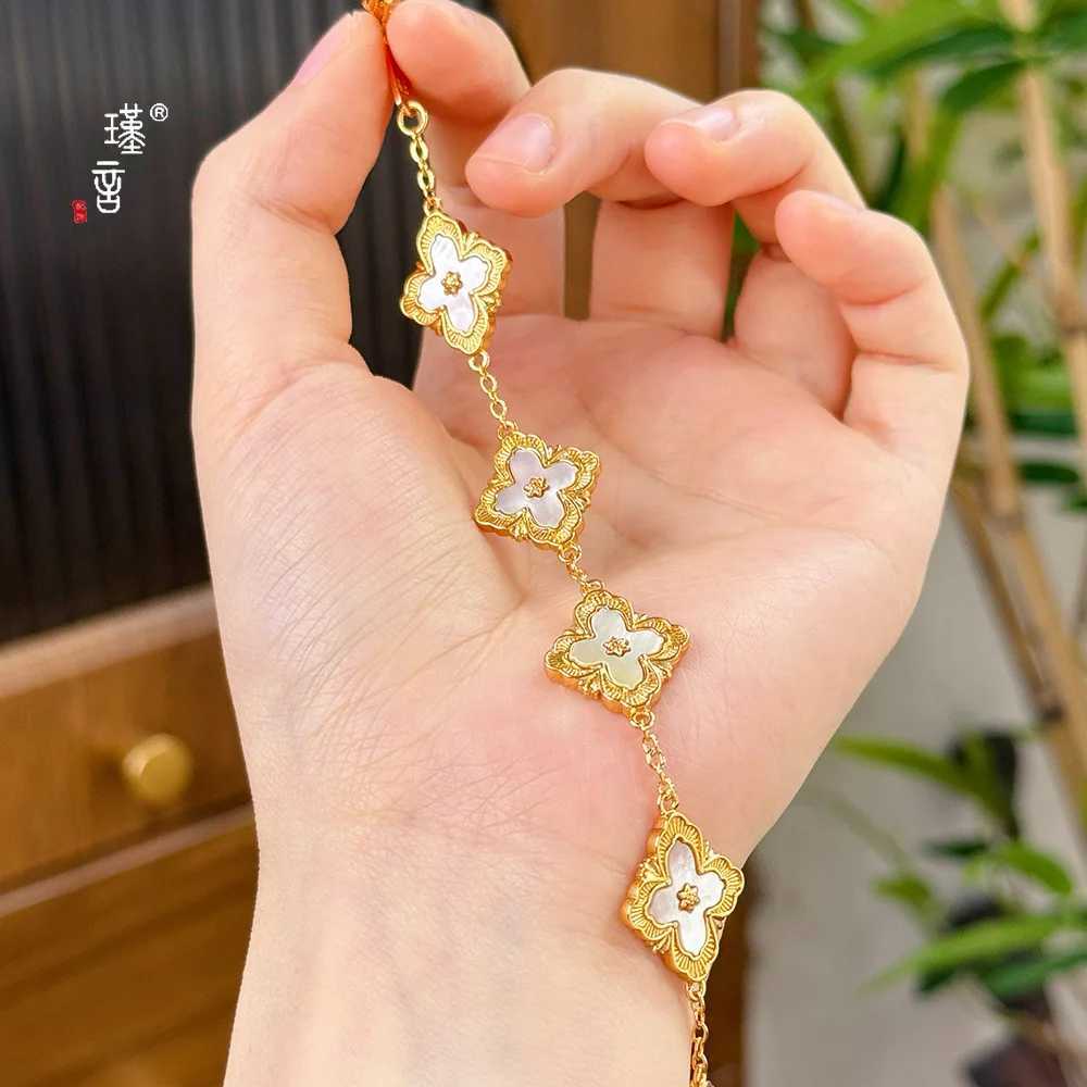 Gold Shop 24K real gold lucky grass ins niche design high-end au999 real gold new shell hand jewelry C251105