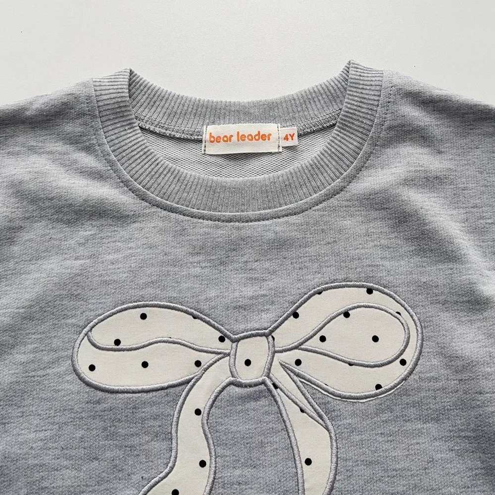 Bear Leader Fashion Childrens Set Korean Version Polka Dot Printed Girls Clothes Autumn Gray Long Sleeved Bow TopPleated Skirt Y251105