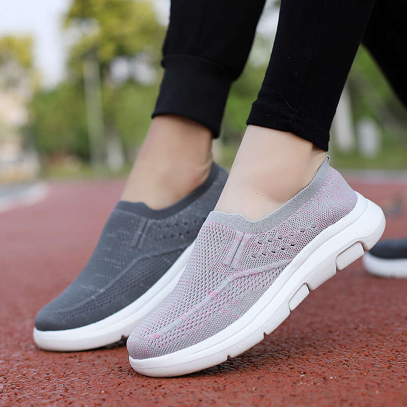 Large size Flyknit couple's walking 35-48 new mesh breathable mom trendy casual sports shoes