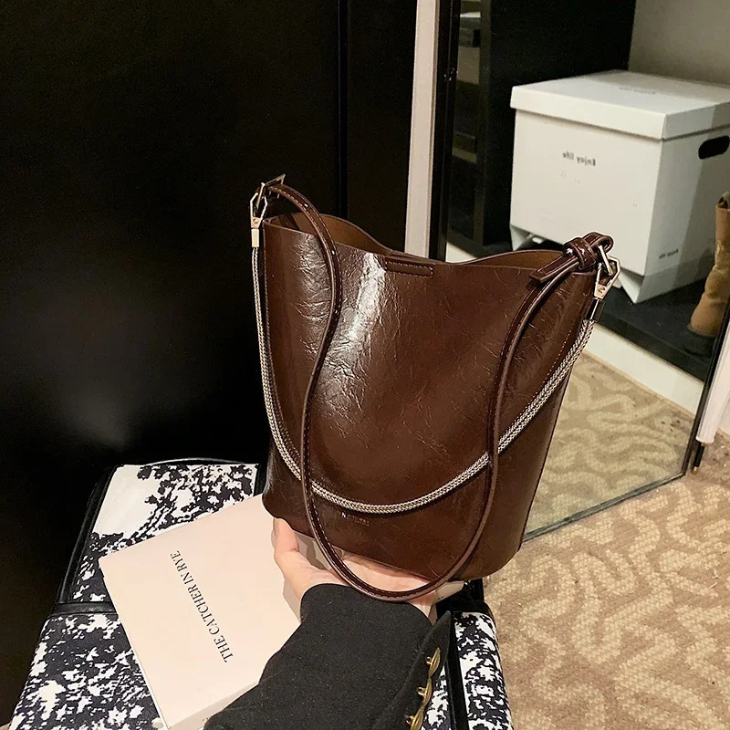 Product Chain Simple PU Bucket Womens Handbag Large Capacity Trendy Fashion Solid Color Trendy Buckle Shoulder Bag 251104