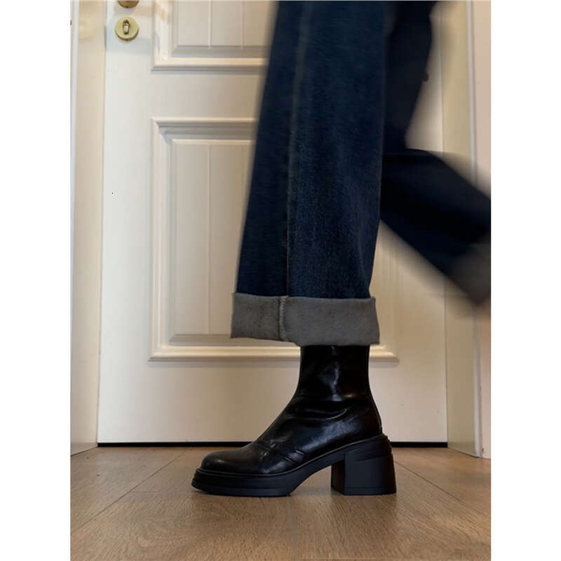 Women's Martin Short Boots with Fleece Lining Thick Sole Designer Shoe Autumn Winter Slim Soft Leather Surface