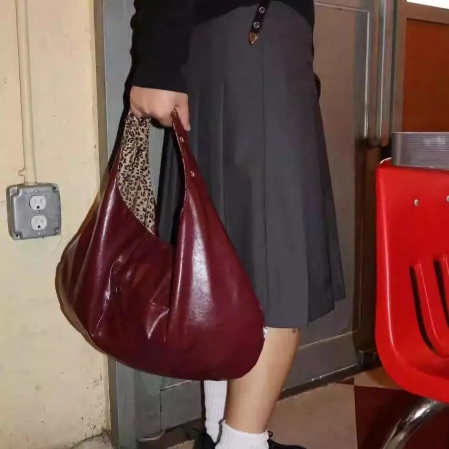 2025 Spice Girl Leopard Print Large Capacity Tote Bag Vintage Burgundy Both Sides Available Underarm Shoulder Bag Handbag 251031