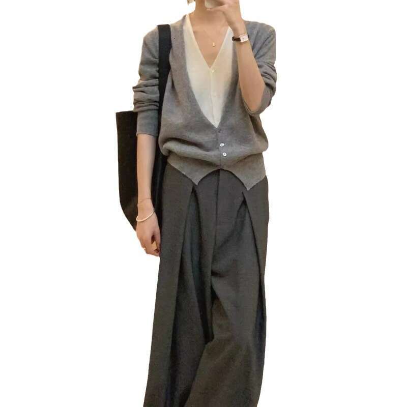 Fake Two-Piece V-Neck Knitted Cardigan Early Autumn Women's Design Sense Niche French Loose Short Long Sleeve Top Gray B5