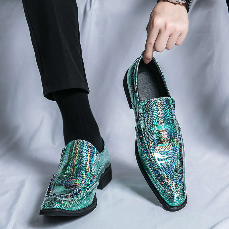 Large Chelsea color changing pointed leather shoes, sizes 33-45, generous and fashionable willow nail fish scale loafers
