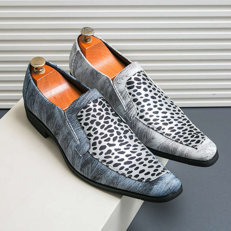 Large men's shoes, fashionable pointed loafers, trendy leopard print, one foot hairstylist's small leather shoes
