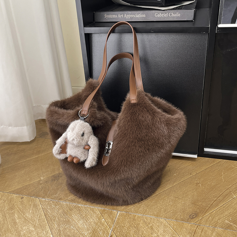 2025 New Autumn Women's Simple Leisure Fashion Luxury Party Handbag Large Capacity Crossbody Bag Essential Shoulder Bag for College Students Shop