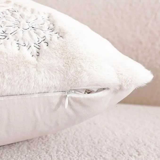 Christmas Throw Pillow Covers Soft Plush Faux Fur Embroidery Decorative Cushion Cover for Couch Bedroom Holiday Festivals Winter Y251105