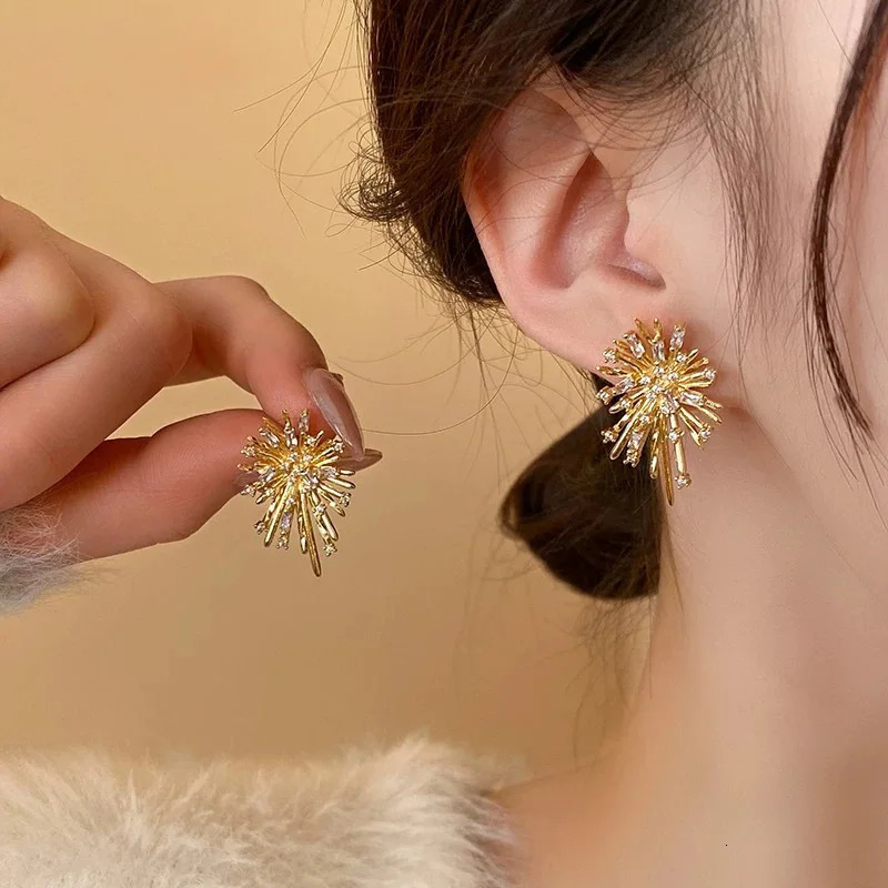 Sparkling Crystal Zircon Snowflake Pendant Earrings Women Exquisite Imitation Pearl Nebula Earrings Women Year Party Jewelry 251131