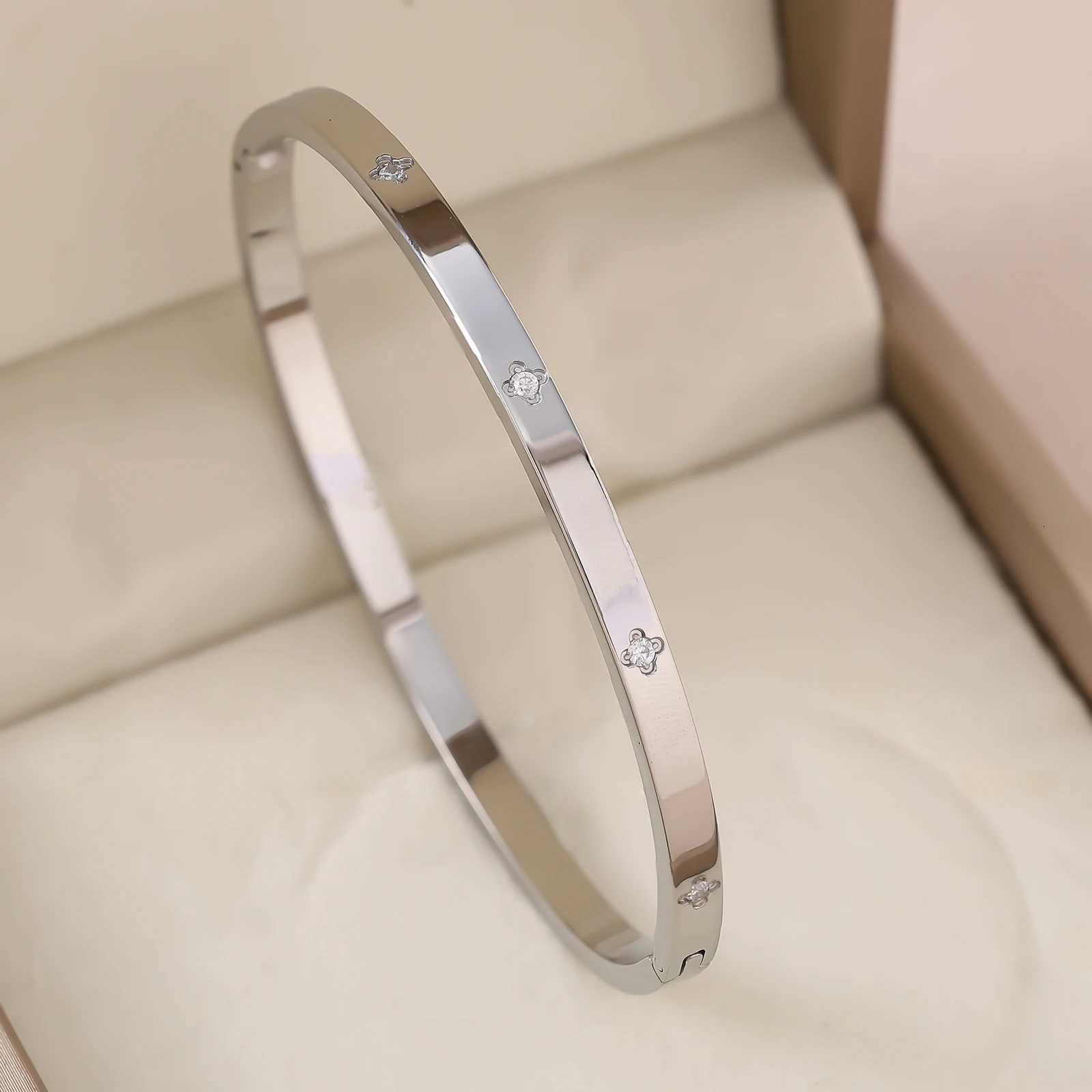 1pc 18K Gold Plated Stainless Steel Stackable Bracelet With Chain And Clover Design Fashion Style For Women Suitable For CasuaXJ251105