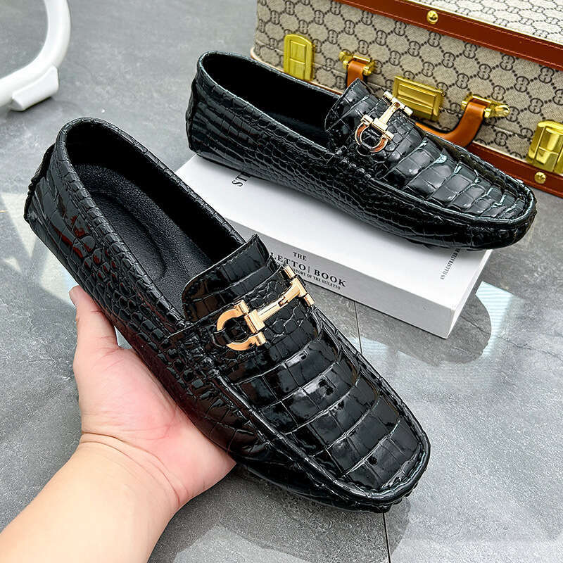 Large casual and fashionable bean sizes 38-48, one foot fashion red lazy shoes, wedding men's shoes