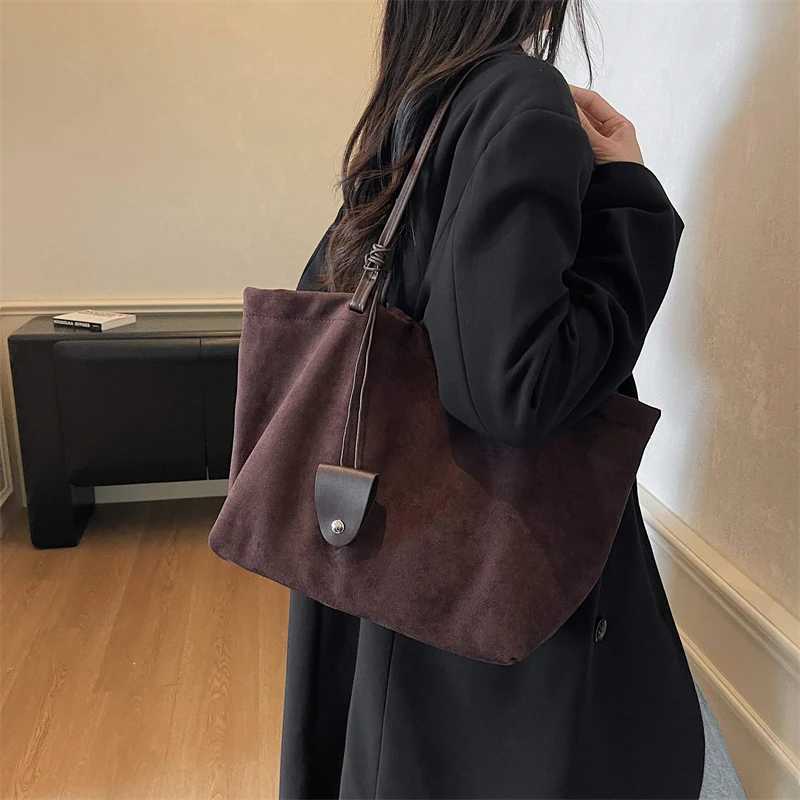 LEFTSIDE Women Flannel Large Capacity Shoulder Bag 2025 Winter Retro Soft Tote Bag Luxury Designer New Trend Female Handbags Z251104