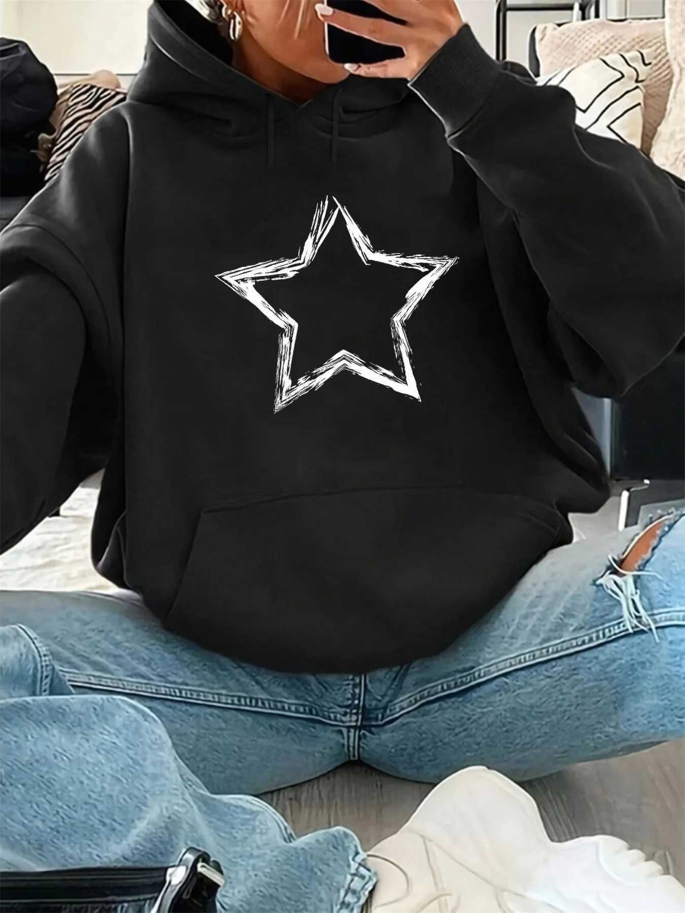 Womens autumn and winter warm and loose casual five pointed star pattern printed velvet long sleeved hooded sweatshirtT251105