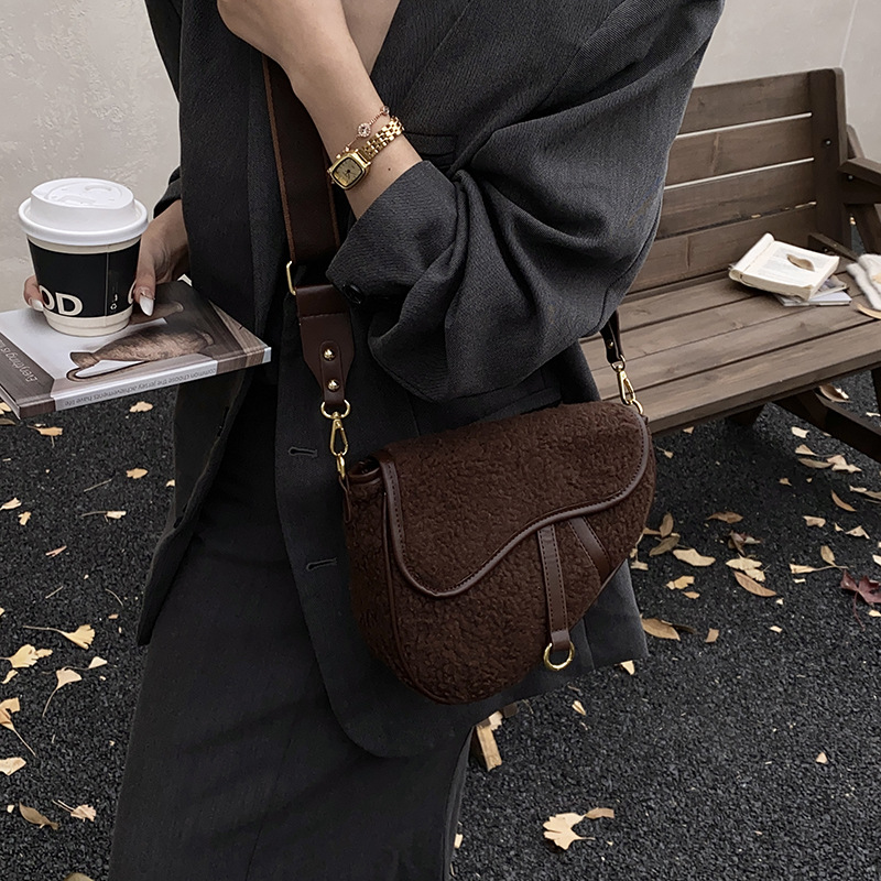 Free delivery designer bag tote bag Unique texture single shoulder crossbody bag underarm bag A small bread roll