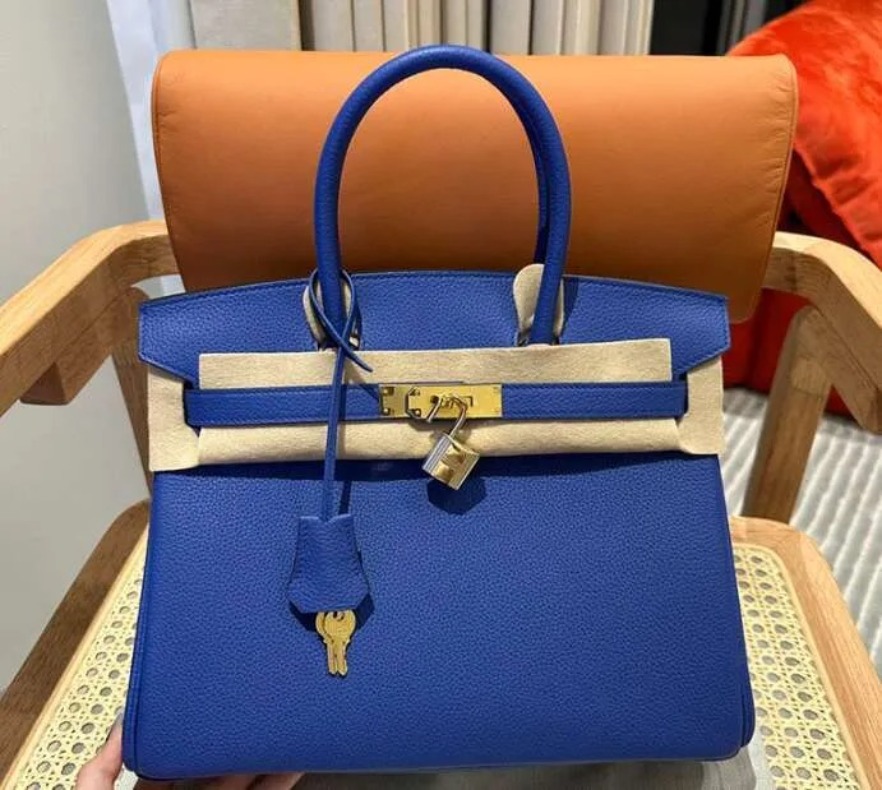 quality leather ladies' fashionable backpack - designer style - brown bag - 25 cm x 30 cm x 35 cm - truly handmade - with a lock - equipped with a zipper and pockets - AA