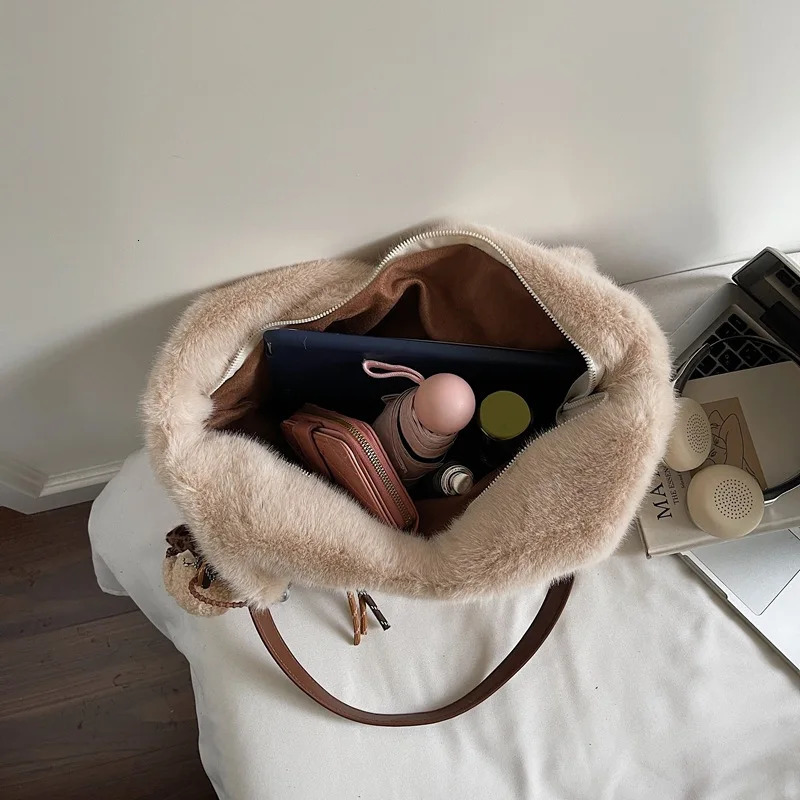 Winter Fluffy Shoulder Bag Women Large Capacity Simple Texture Tote Bag Fashion Casual and Versatile Bucket Bag for Commute 251104
