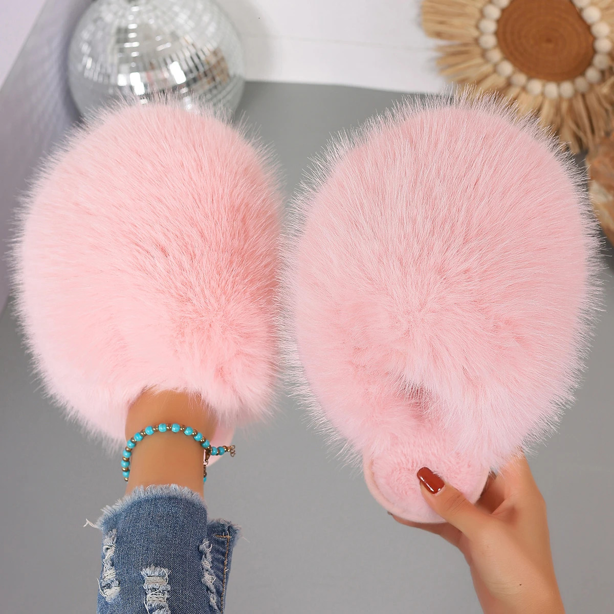 Winter Women Fashion Fur Slippers Fluffy Cute Plush Women Outdoor Anti Slip Durable Flat Bottom Slippers Slides Women 251031