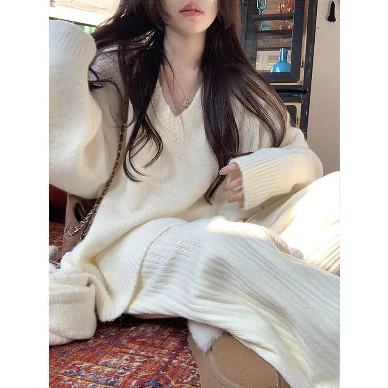 Casual Style White V-Neck Pullover Sweater For Women, Autumn Winter New Loose Slimming Knitted Top With High-End Feel B5