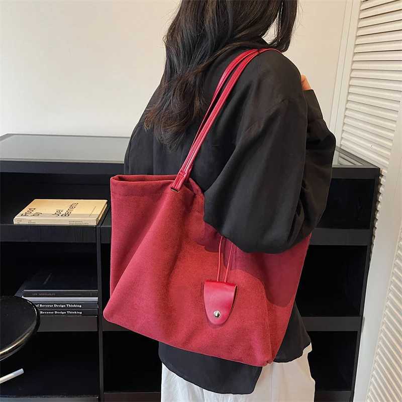 LEFTSIDE Women Flannel Large Capacity Shoulder Bag 2025 Winter Retro Soft Tote Bag Luxury Designer New Trend Female Handbags Z251104