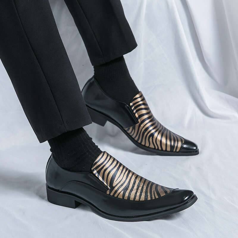 Large men's shoes, fashionable pointed loafers, trendy leopard print, one foot hairstylist's small leather shoes