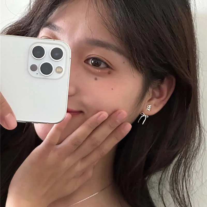 Silver Bow Female Stud Earrings 2024 Fashionable and Elegant Ribbon Pendant Party Jewelry Accessories 250326