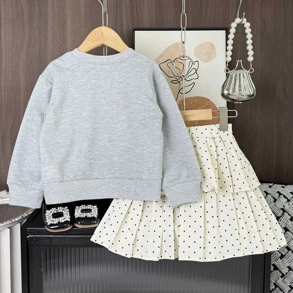 Bear Leader Fashion Childrens Set Korean Version Polka Dot Printed Girls Clothes Autumn Gray Long Sleeved Bow TopPleated Skirt Y251105