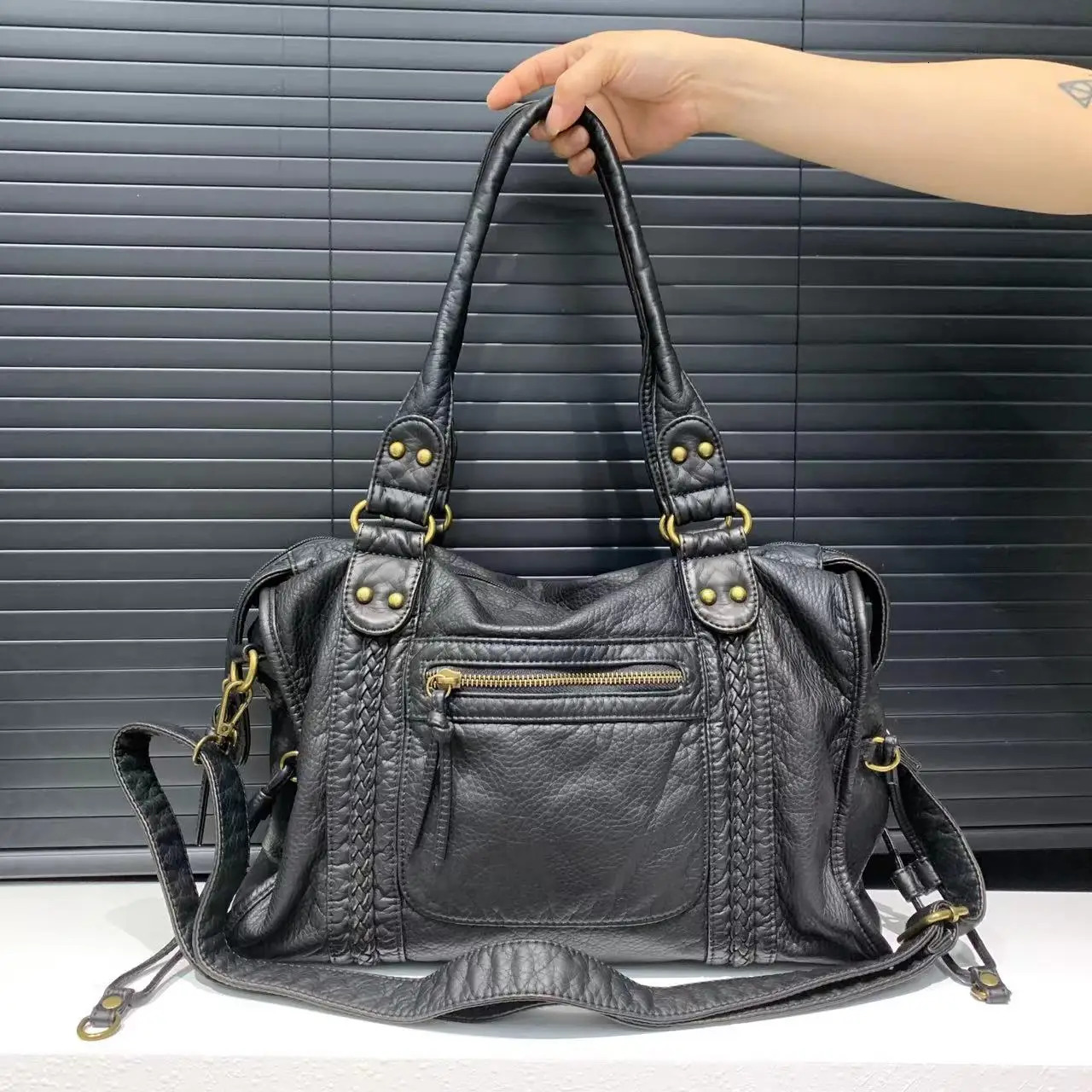 Y2K Spicy Girl One Shoulder Crossbody Bag Vintage Washed Leather Soft Leather Motorcycle Bag Large Capacity Bag 251031
