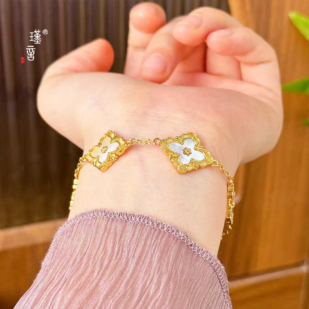 Gold Shop 24K real gold lucky grass ins niche design high-end au999 real gold new shell hand jewelry C251105