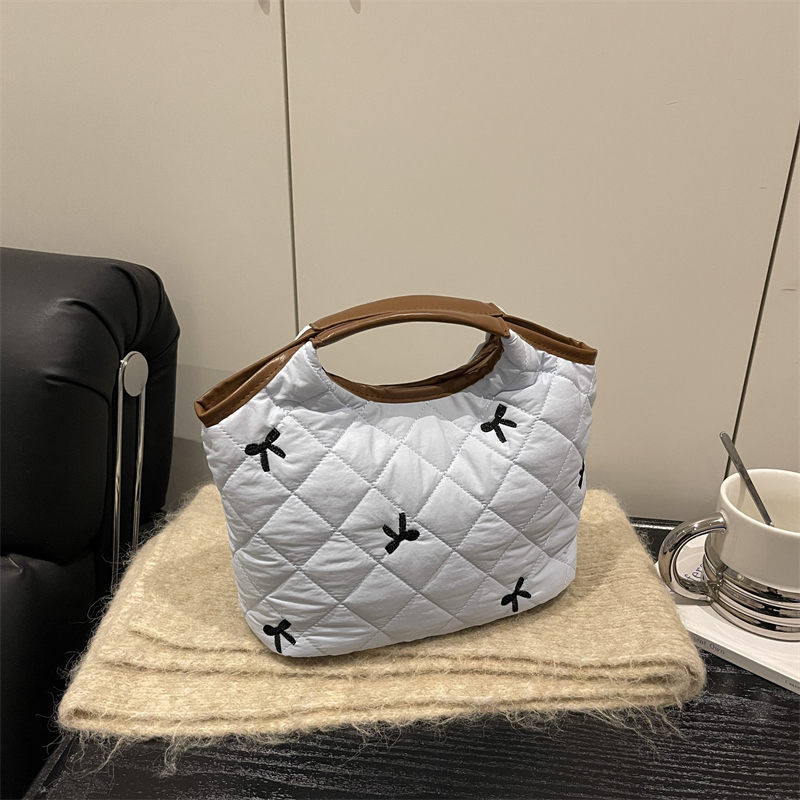 New winter women's simple casual fashionable luxury party handbag with large capacity crossbody bag, a must-have shoulder bag for college student