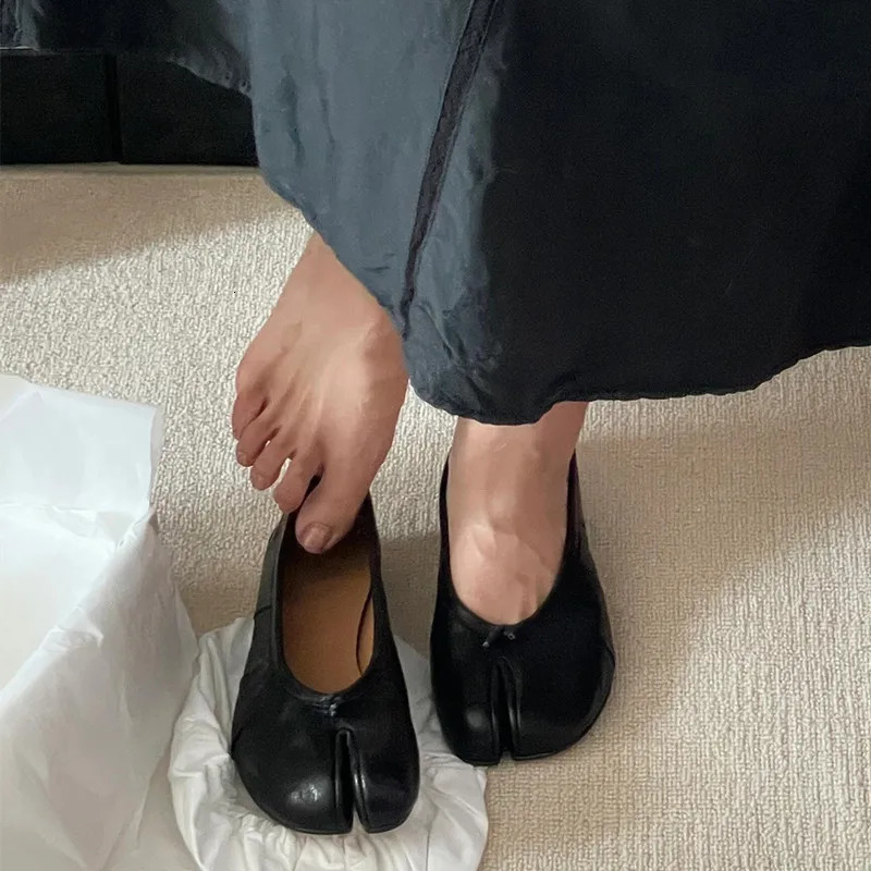Fashion Soft Leather Split Toe Women Tabi Ballet Flats Spring Autumn Comfortable Walking Lazy Loafers Casual Girls Dance Shoes 251105