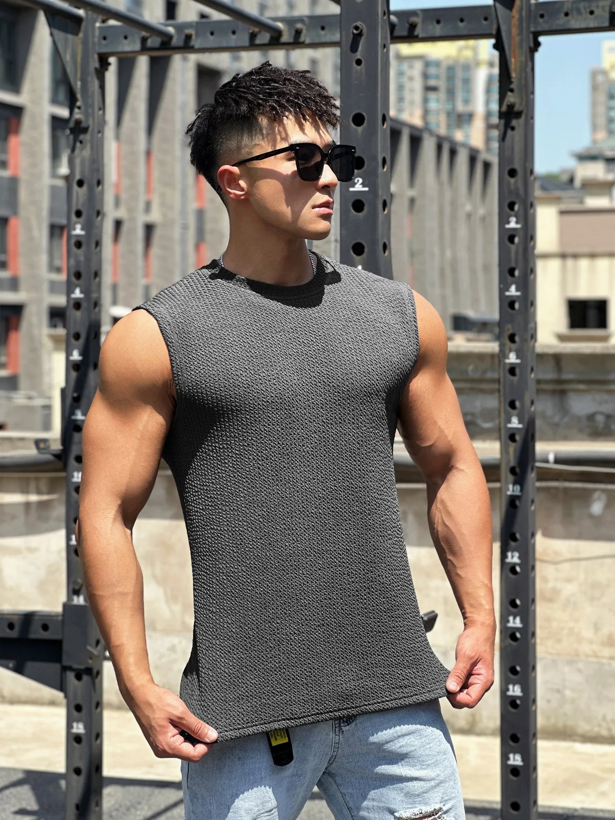 Summer Trend Mens Pullover Round Neck Serpentine Base Shirt Sports Fitness Top Sleeveless Vest Wide Shoulders 250402