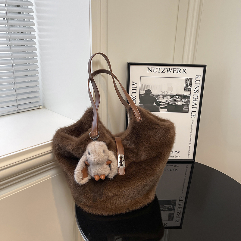 2025 New Autumn Women's Simple Leisure Fashion Luxury Party Handbag Large Capacity Crossbody Bag Essential Shoulder Bag for College Students Shop