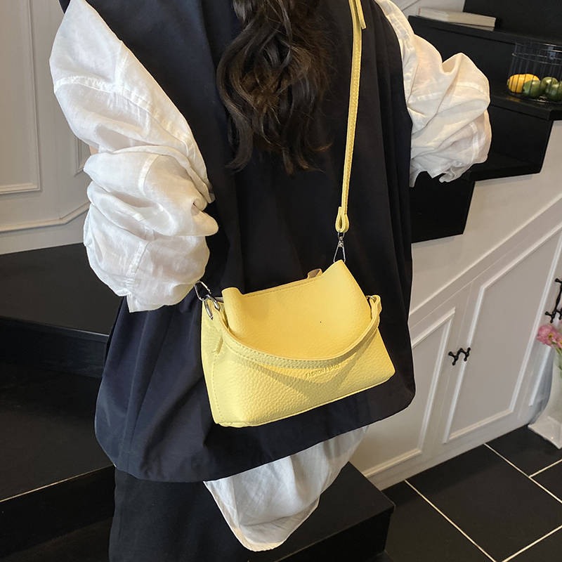 Yellow exquisite super hot water bucket bag for women's new model, light luxury, niche high-end, commuting and leisure crossbody bag