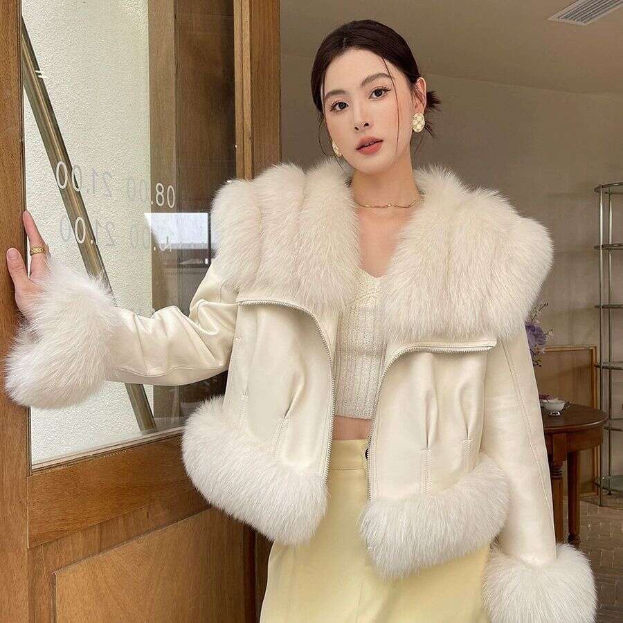 Winter Thickened Women's Fur Coat Shoulder Length Sheepskin And Fox Fur Integrated Jacket Full Sleeve Long Coat for Short People